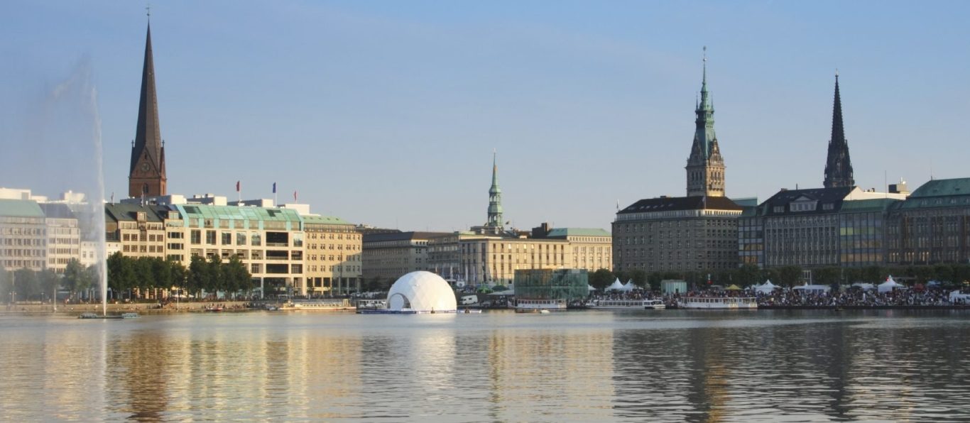 Panorama von Hamburg mit Kirchen und Wasseransicht im Morgenlicht.